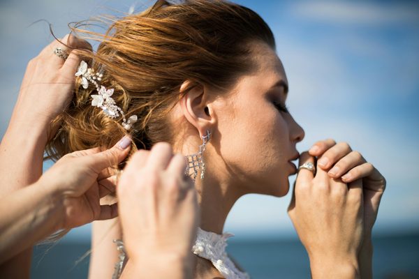 Accessoires de cheveux de mariage : embellissez votre look nuptial